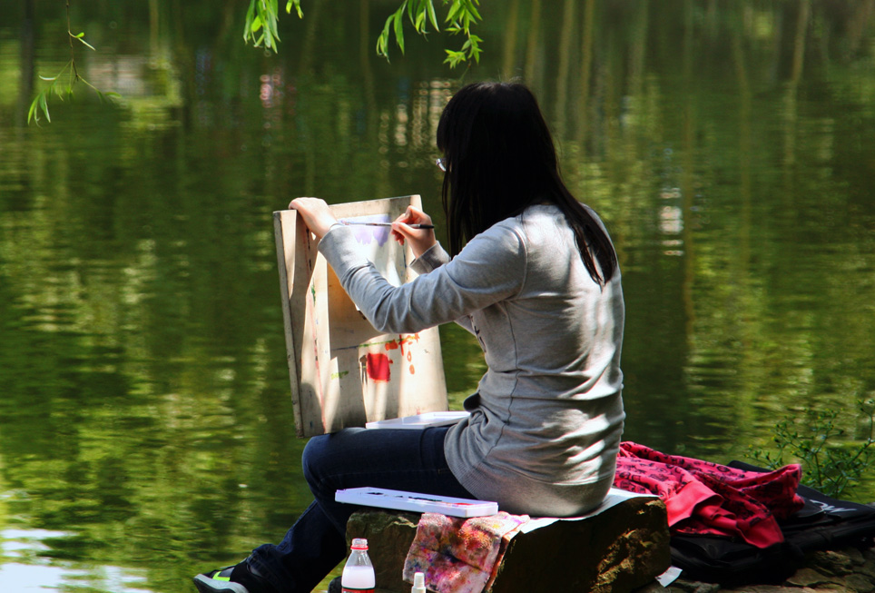 学美术的学生吧！