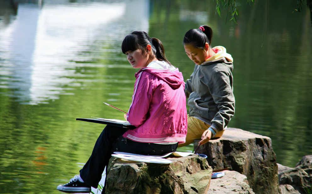 学美术的学生吧！