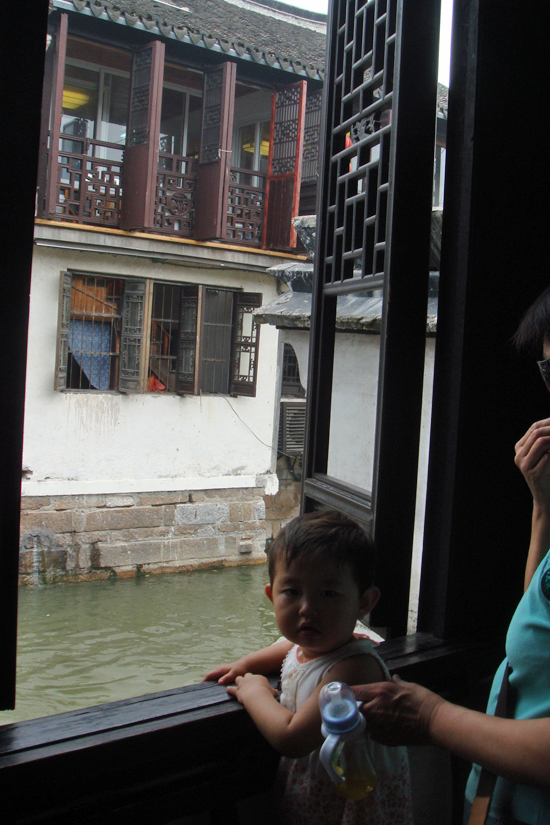 孩子看着我的时候 我对他微笑 他妈妈对我笑 呵呵.JPG