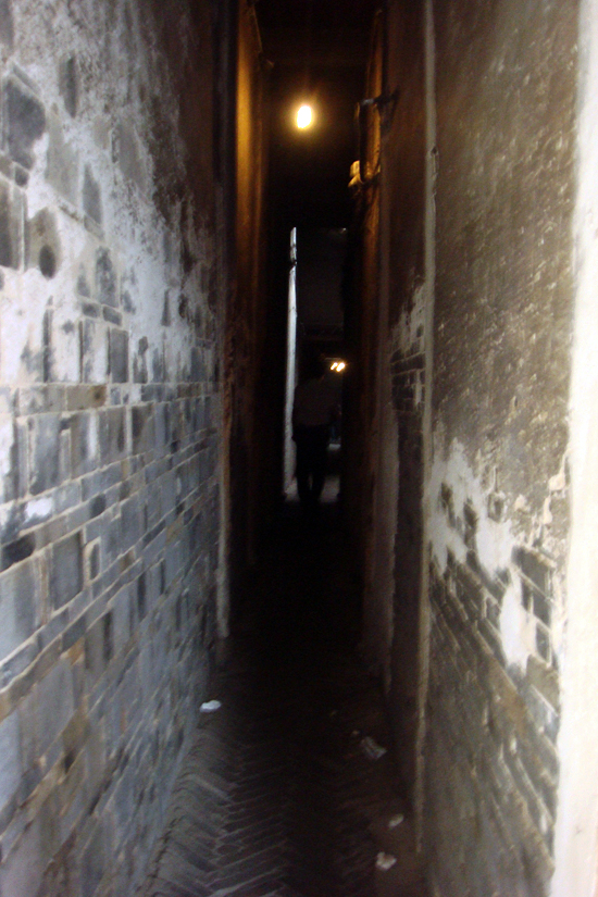 很窄的弄堂 一开始会怕 但是会有光明出现.JPG