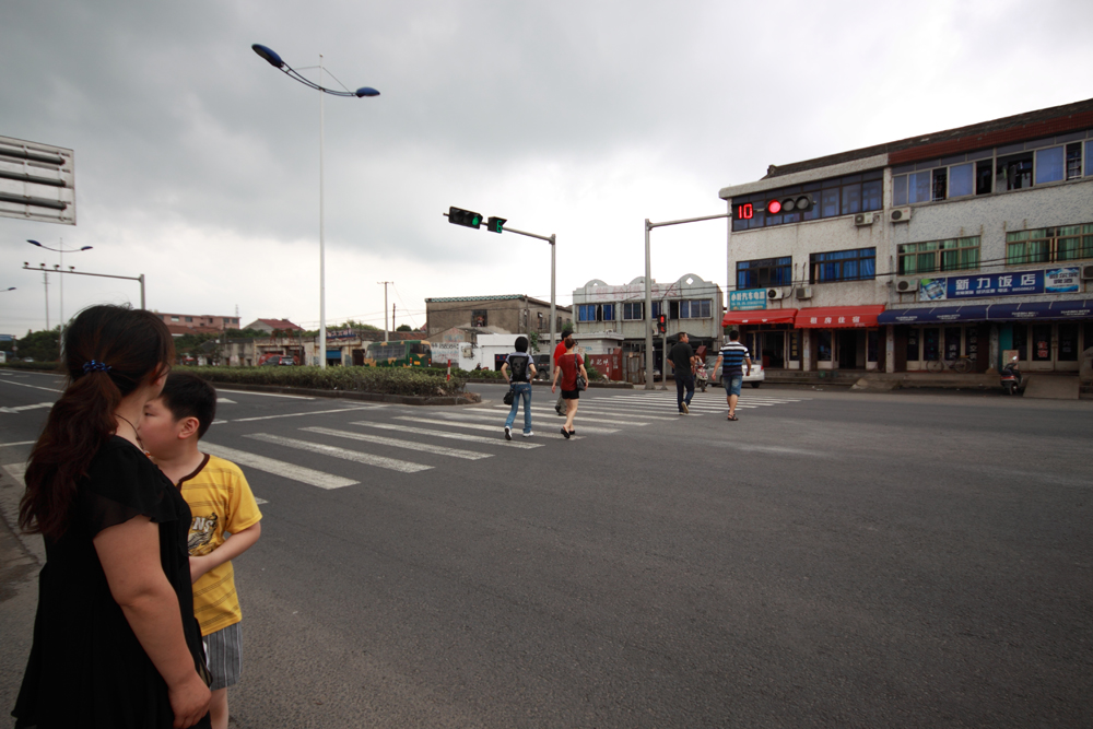 在路上吃饭出来