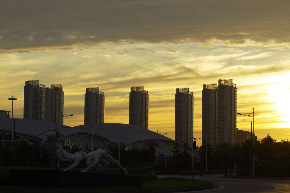 哈哈。今晨我在你南边拍的。