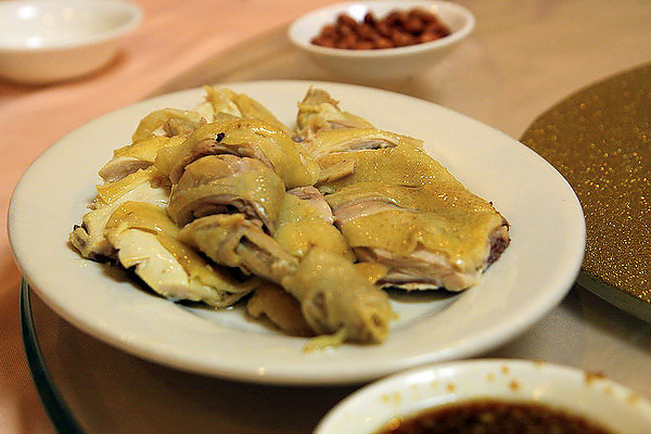 5.口水鸡，这道菜有点跟主题不搭，记得是海鲜大餐吗，海南的鸡是泡海里养的吗~应该是海南文昌鸡，就像南通狼 ...