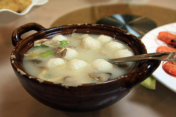 3.鱼丸菌菇汤，鱼丸不错，做工扎实，有嚼劲、鱼腥味道很淡，配上菌菇味道比较鲜美