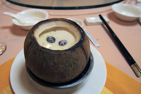 1.头菜---椰子羹.有点椰子肉的味道，酸中带点甜，吃在嘴里感觉不对劲，吃不来，第一道菜让我心里有点失望。