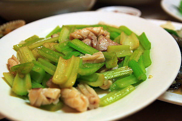 15.芹菜鱿鱼圈，味道可以，内容不实在，放眼望去全是他奶奶的芹菜，太不厚道