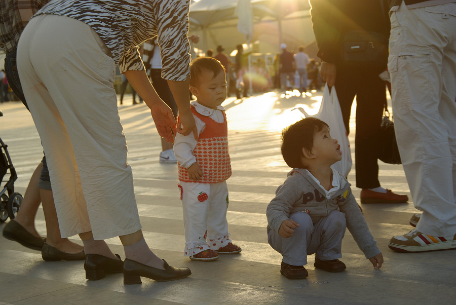 弟弟抱抱，我也走不动了！