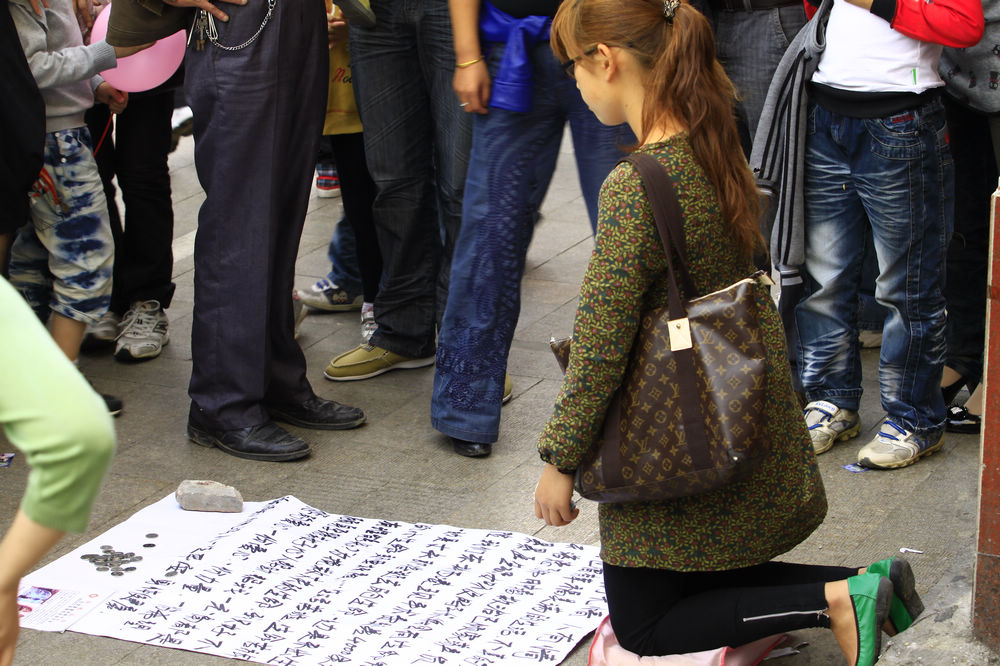 这个女的纯粹是博取同情心骗点钱的。